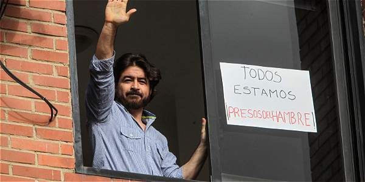 El gobierno pidió a un tribunal que revisase la condición de arresto de Ceballos y ordenó su traslado inmediato a la prisión "26 de julio", en San Juan de Los Morros, Guárico (centro).