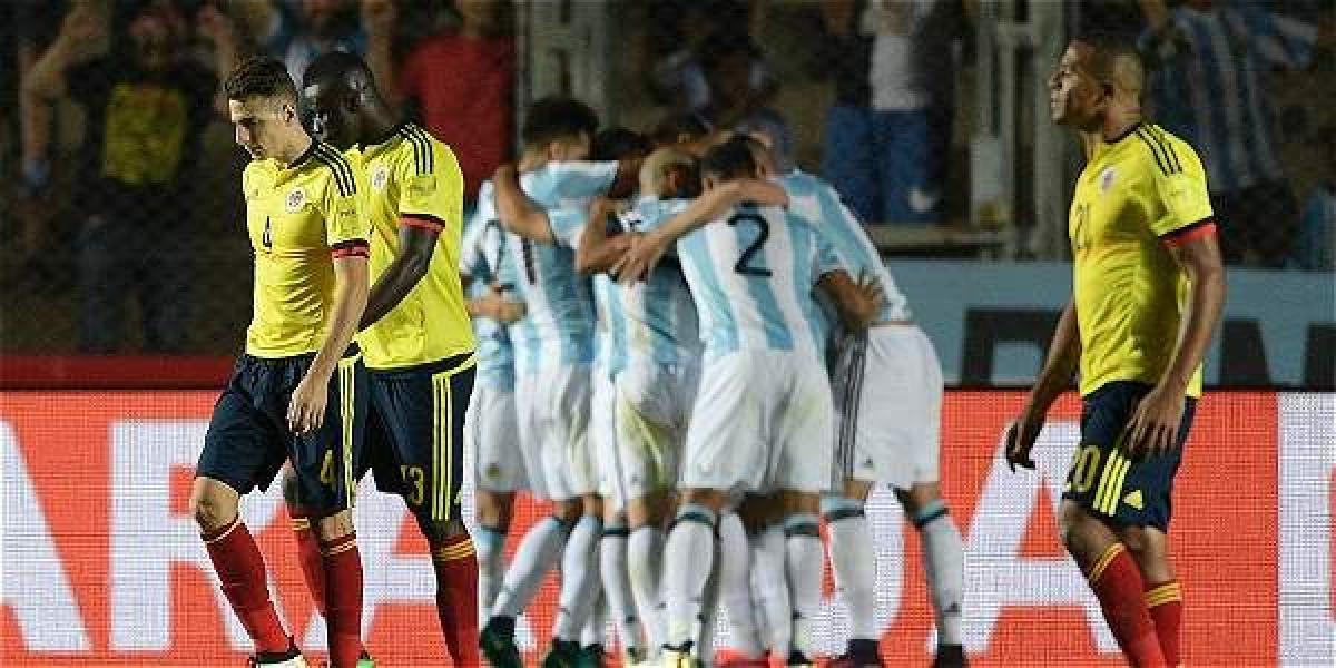Los jugadores de la Selección Colombia se lamentan por la derrota.