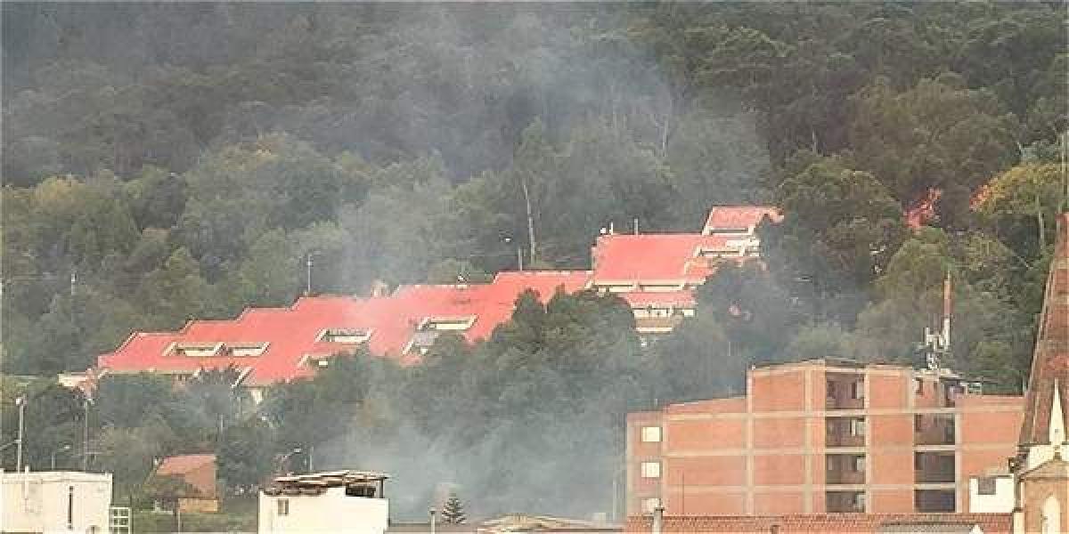 De acuerdo a reportes ciudadanos, el Esmad hizo presencia en el lugar. Desde hace dos horas se presenta humo que proviene de papas bomba, tanquetas y agua.
