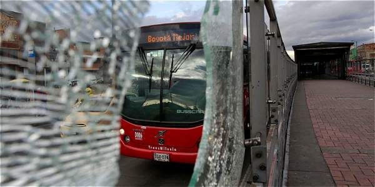 Los vidrios y las puertas son las que más atacan los vándalos a la hora de las protestas en las que involucran a TransMilenio.