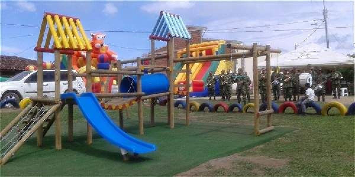 vereda La Mermita, Aguadas (Caldas) entrega de uno de los 90 parques infantiles que esta semana se pondrán en funcionamiento y que fueron construidos por los ingenieros militares.
