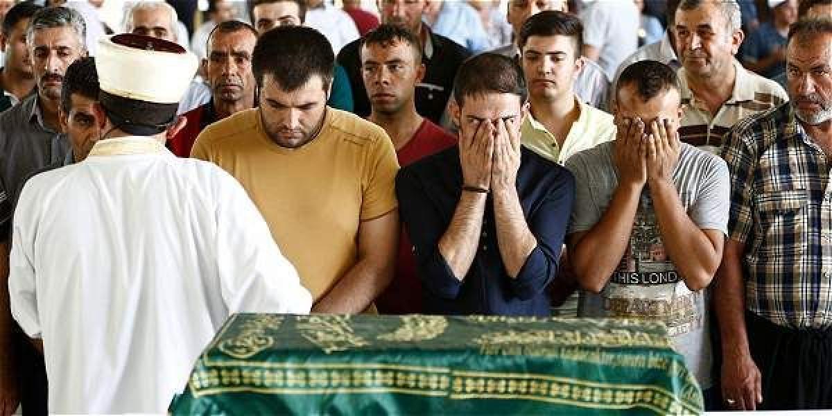 Familiares rezan frente al féretro de uno de los suyos muerto tras el ataque en Gaziantep.