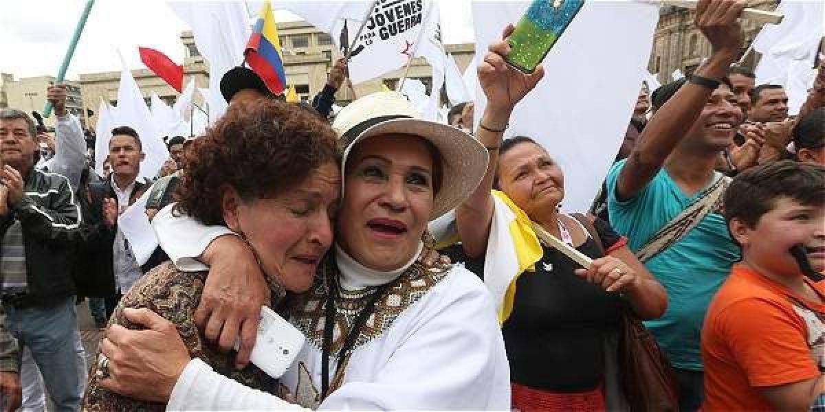 Asistentes a la Plaza de Bolívar de Bogotá observaron por T.V. la firma del acuerdo por la paz entre las Farc y el Gobierno.