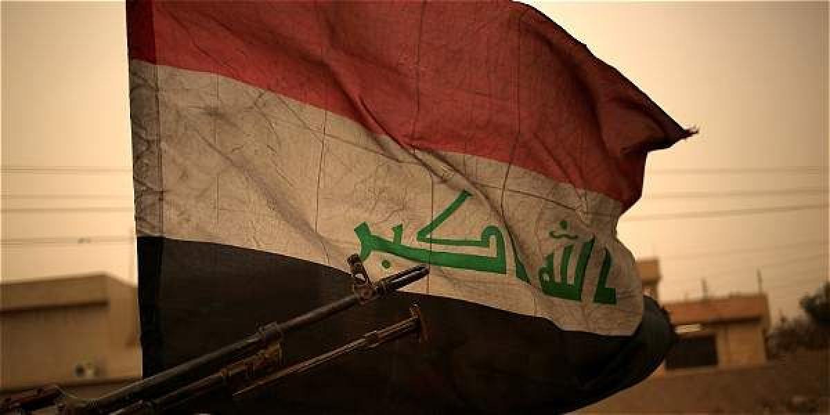 La bandera de Irak hondea en Bartilla, Irak.