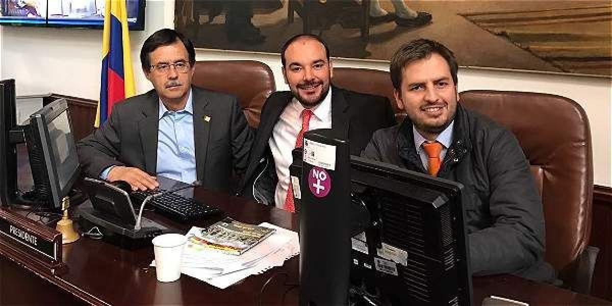 De izquierda a derecha, Celio Nieves (Polo), Horacio José Serpa (Liberal) y Andrés Forero (Centro Democrático).