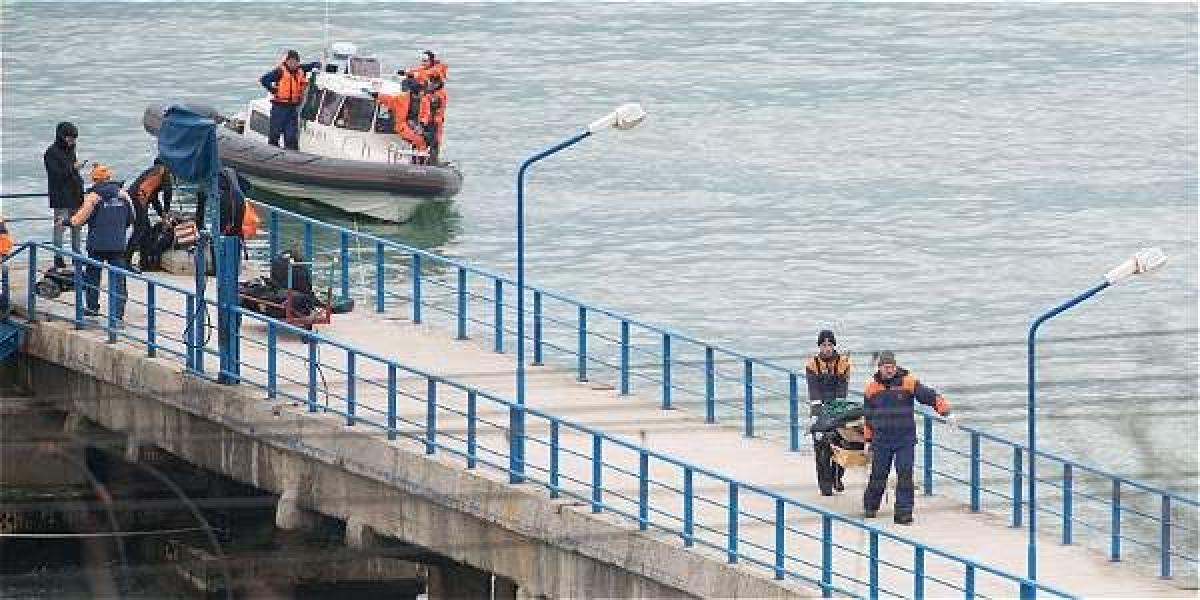 Autoridades rusas rescatan los primero cuerpos y partes del avión que se accidentó en el mar Negro.