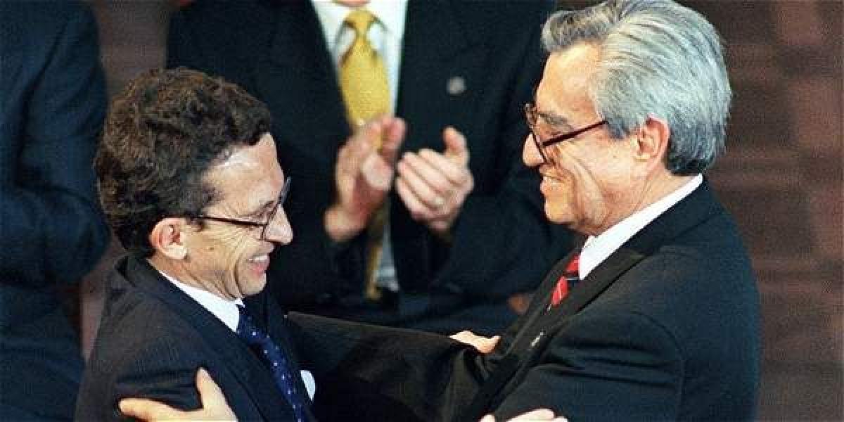 Gustavo Porras (i), negociador jefe de Guatemala, y Rolando Morán, comandante de la Urng, luego de firmar el acuerdo de paz el 29 de diciembre de 1996 en la sede del Gobierno guatemalteco.