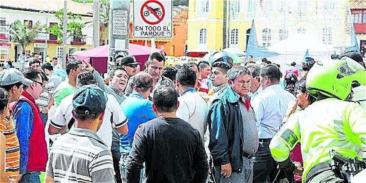 Los taxistas se reunieron en el parque principal de Zipaquirá para protestar por la llegada de motocarros al municipio.
