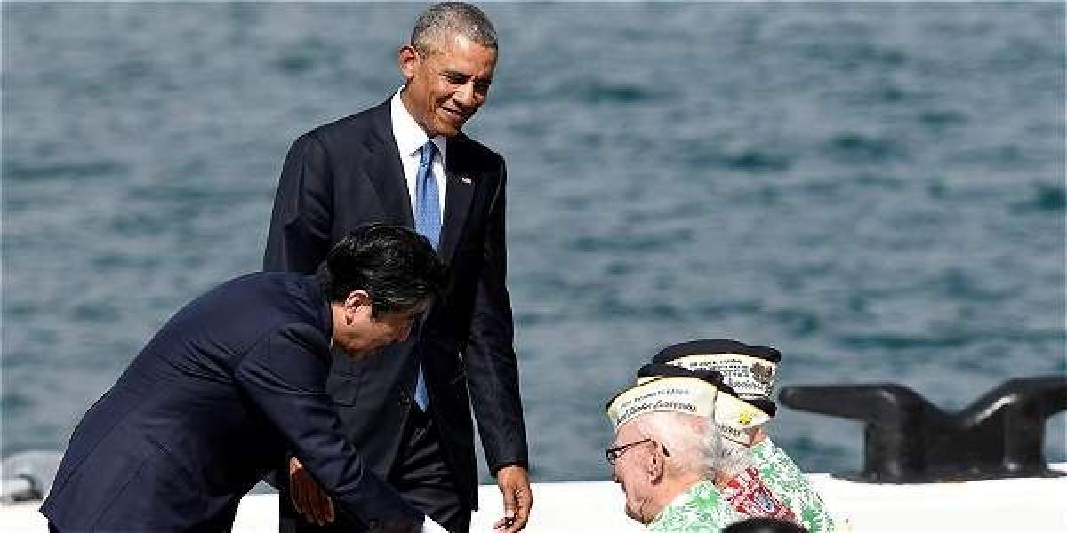 El presidente estadounidense, Barack Obama, y el primer ministro japonés, Shinzo Abe en el USS Arizona Memorial.
