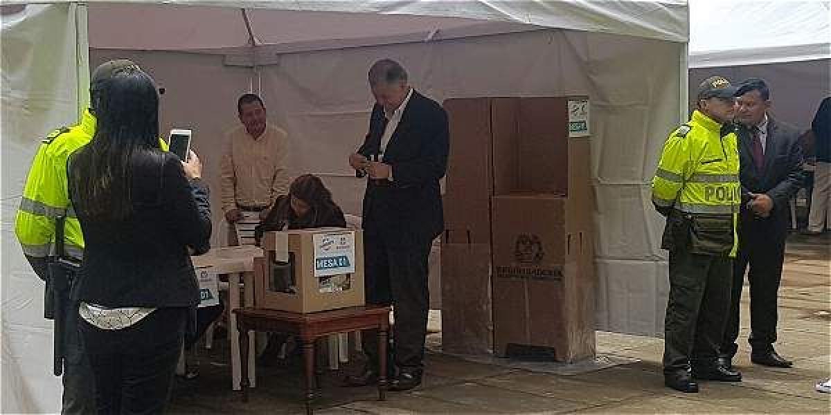 El exprocurador Alejandro Ordóñez votó después del mediodía.