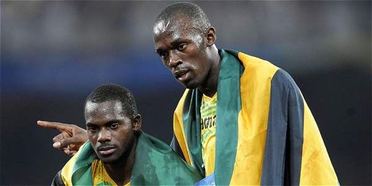 La imagen de archivo es del 22 de agosto de 2008, en la que aparecen los velocistas jamaiquinos Nesta Carter (izq.) e Usain Bolt, tras ganar el relevo hombre 4¿100m, en el 'Nido de Pájaros', de Pekín.