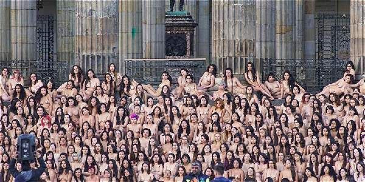 El fotógrafo Spencer Tunick convocó a cerca de 6.000 personas en la plaza de Bolívar para un desnudo colectivo.