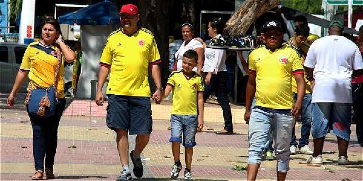 Familias enteras tienen puesta la camiseta para apoyar a Colombia.