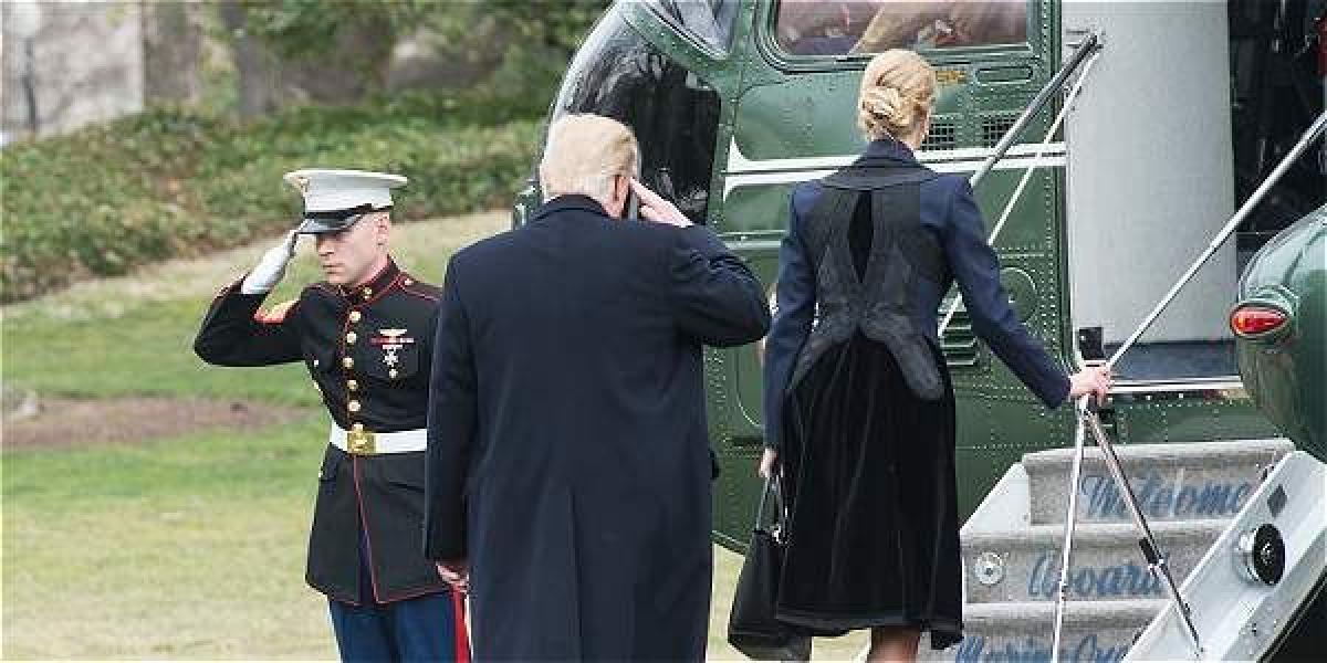 Trump voló a Dover Air Force Base para la llegada de los restos del comando estadounidense William Ryan.
