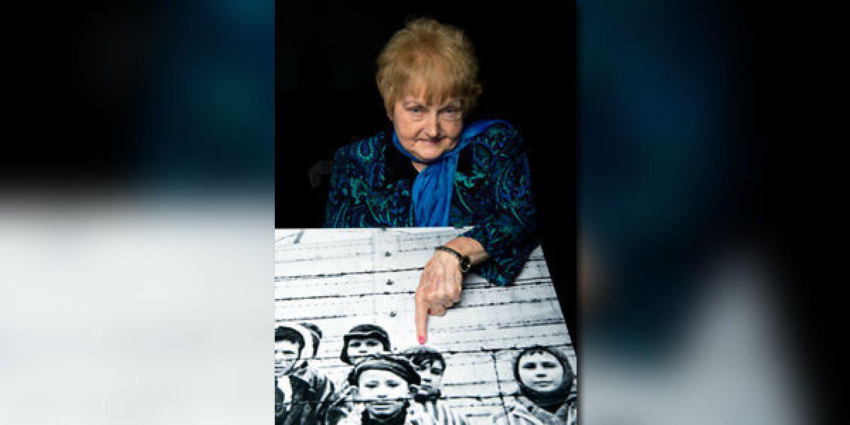 En enero del año pasado, Kor posó en Cracovia (Polonia) junto a una fotografía del día en que ella y otros niños fueron liberados del campo de Auschwitz.
