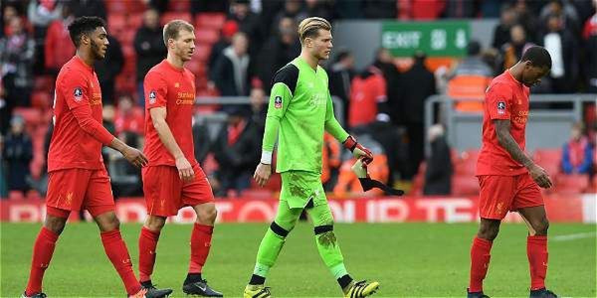 Los jugadores de Liverpool muestran su mal momento.