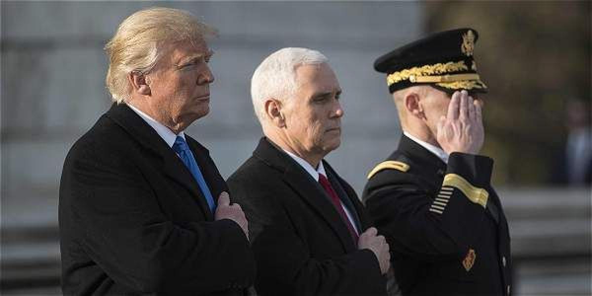 El presidente electo de Estados Unidos, Donald Trump, junto al vicepresidente Mike Pence durante la ceremonia en el cementerio de Arlington.