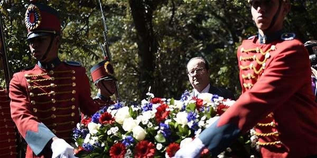 El presidente francés, Francoise Hollande, depositó ayer una ofrenda floral en la Quinta de Bolívar.