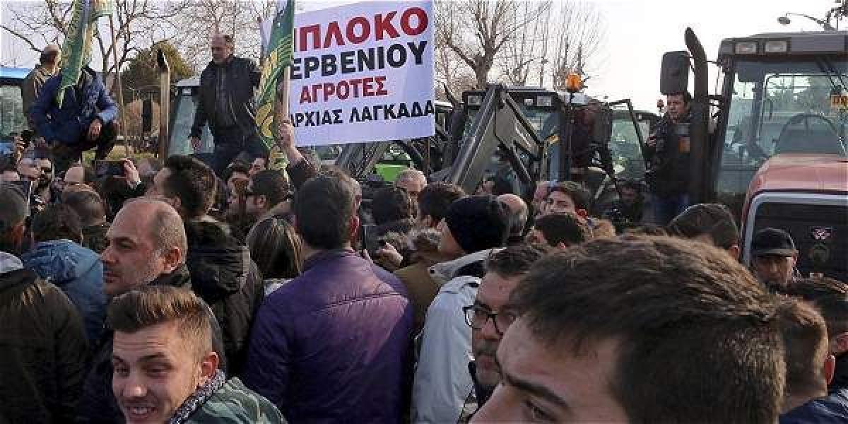 Cientos de granjeros se manifiestan en contra de las medidas de austeridad y el incremento de los impuestos durante una manifestación en Tesalónica, Grecia.
