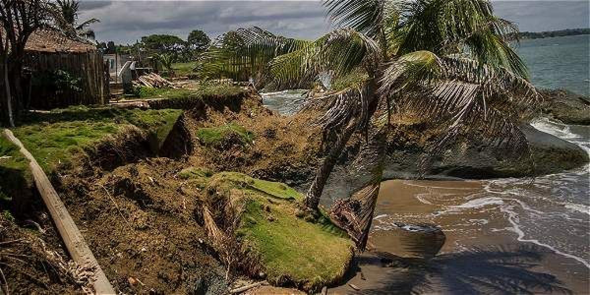 La intervención humana aceleró las condiciones naturales, con la desviación del río Turbo y la extracción de materiales de playa.