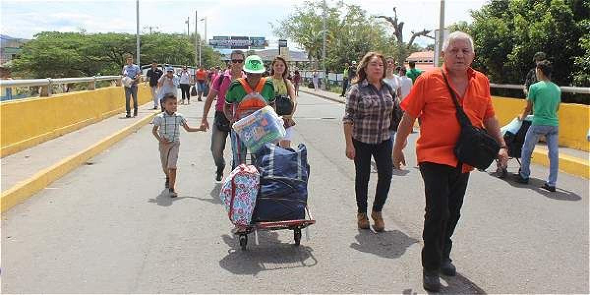 Venezolanos cruzan a diario la frontera para realizar compras de alimentos en Colombia.