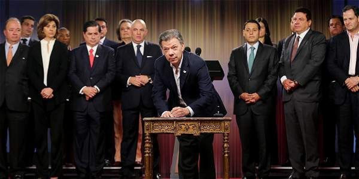 Juan Manuel Santos durante la firma el decreto para convocar al plebiscito.