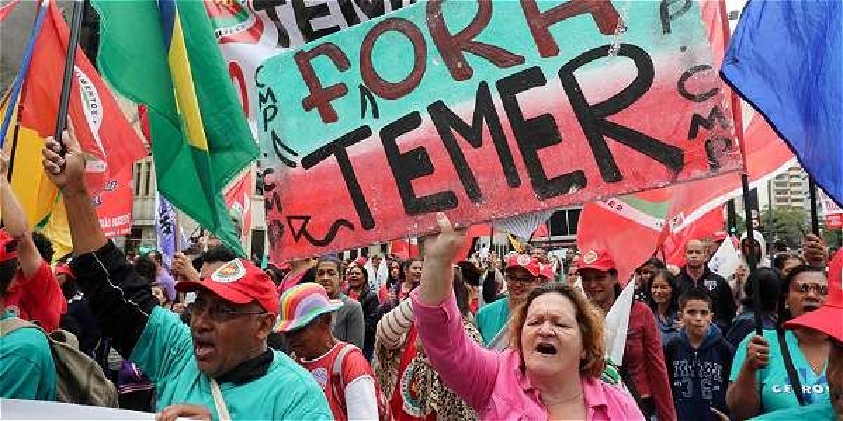 Decenas de personas se manifestaron esta semana en São Paulo en contra del ahora presidente de Brasil, Michel Temer, quien sustituyó a Dilma Rousseff, destituida el mes pasado en un juicio político.