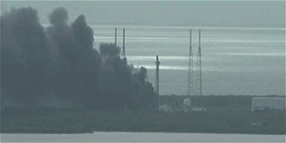 Captura de un video en el que se aprecia la columna de humo  negro que se desprendió de la plataforma de Space X tras la explosión.