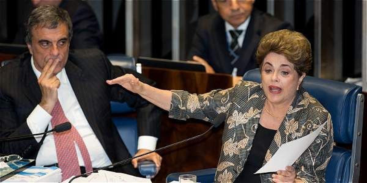 Rousseff se dirige al Senado, mientras la escucha su abogado, el extitular de la Abogacía General de la Unión José Eduardo Cardozo.