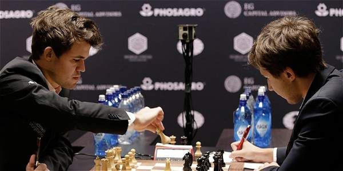 El jugador de ajedrez noruego Magnus Carlsen (izq.), actual campeón del mundo, disputa una partida con el ruso Sergey Karjakin (der.).