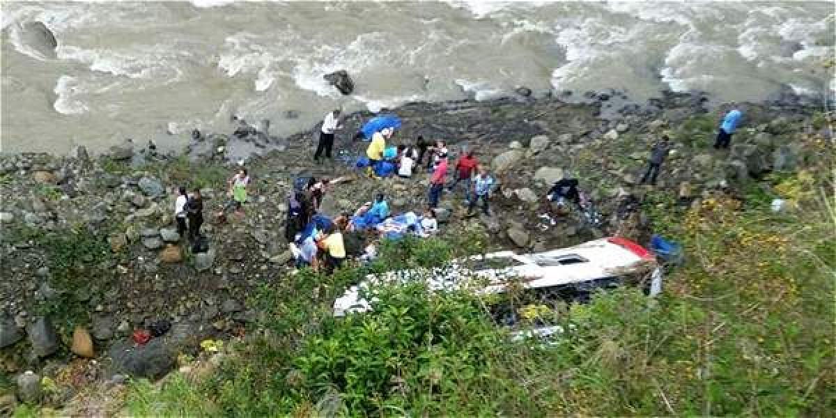 Un bus de Rápido Ochoa que cubría la ruta Quibdó-Medellín cayó por un abismo. Una persona murió.