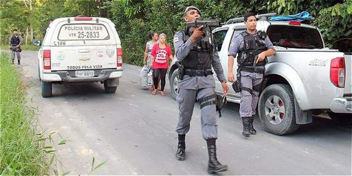 La Policía militar brasileña patrulla en los alrededores de la prisión.