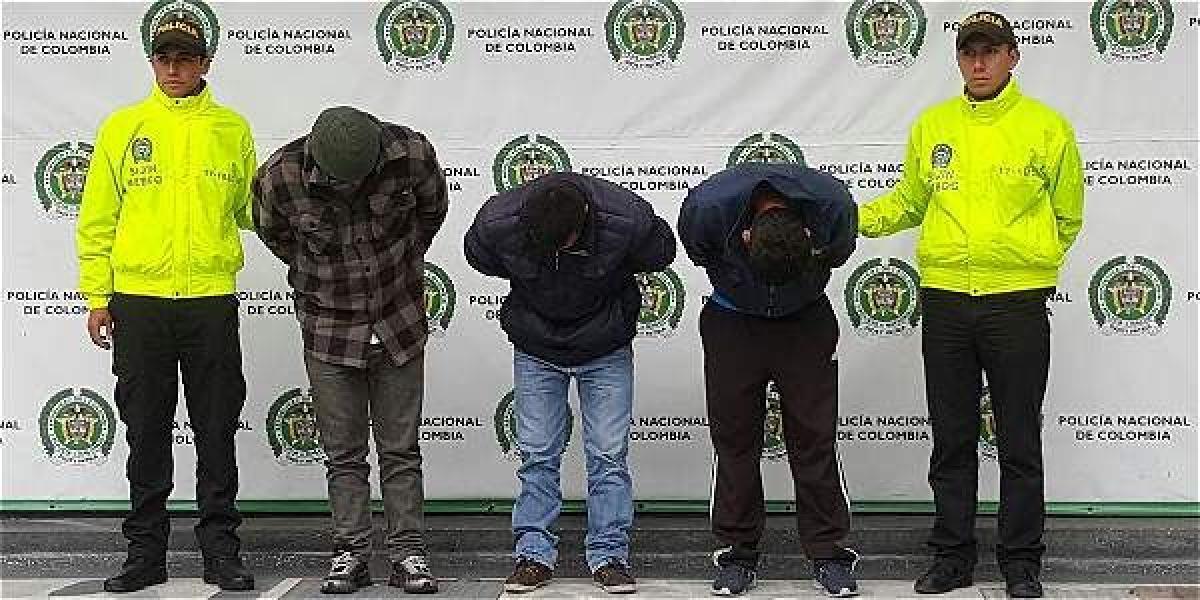 Tres hombres que se hacían pasar por aseadores de fachadas para robar apartamentos en Bogotá fueron capturados por la Policía Metropolitana de Bogotá.