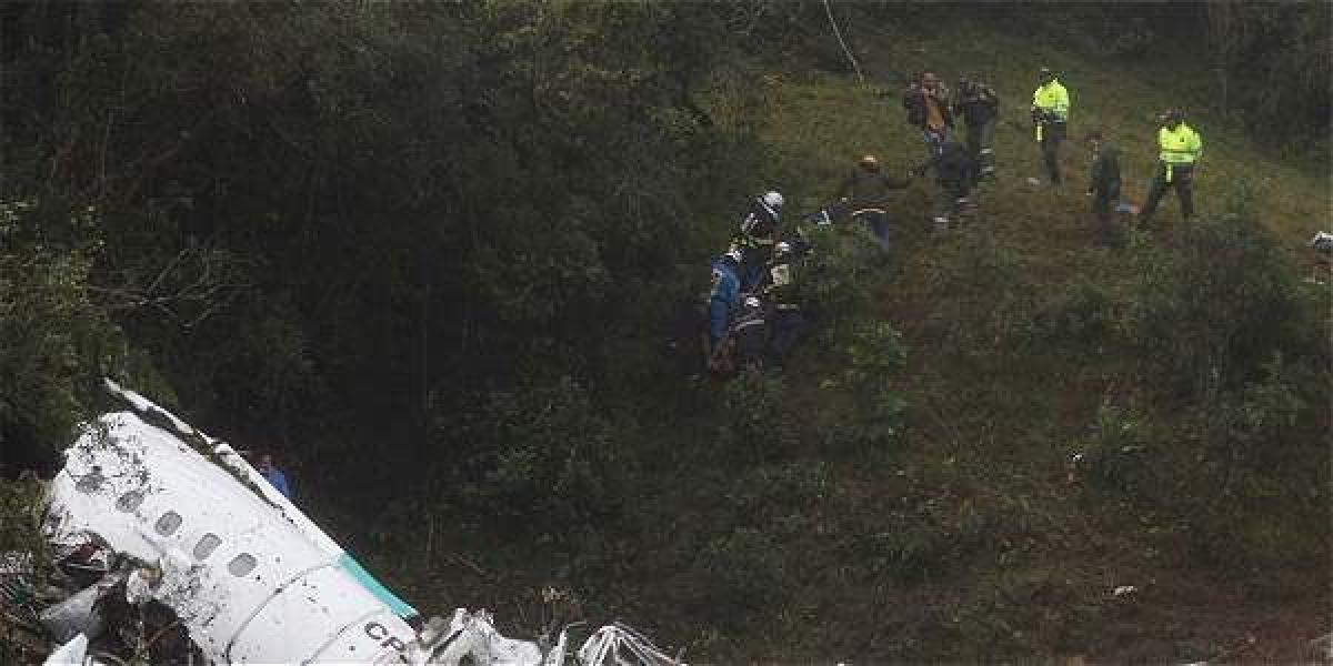 Equipos de rescate recuperan cuerpos del avión accidentado en el municipio de La Unión, departamento de Antioquia.