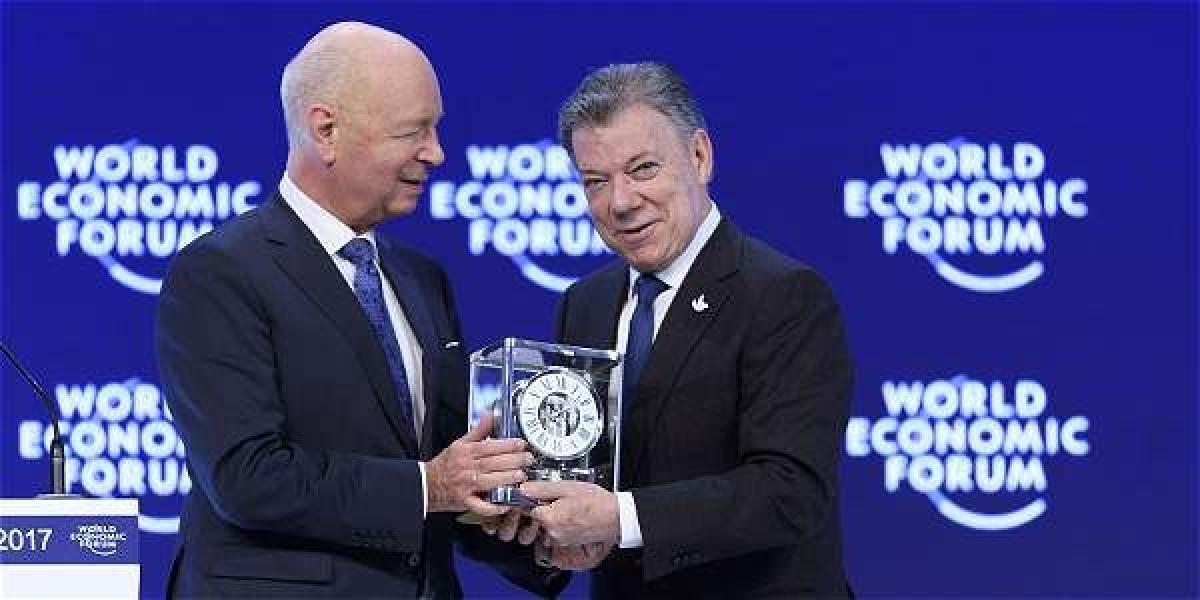 <WC1>Klaus Schwab<WC>, fundador del Foro, entregó el reconocimiento al mandatario colombiano.