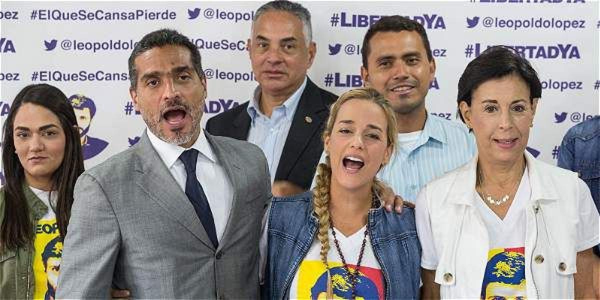 El líder opositor Leopoldo López cumplió 1.000 días preso; un tiempo de 'resistencia', según su esposa, Lilian Tintori (c), y su madre.