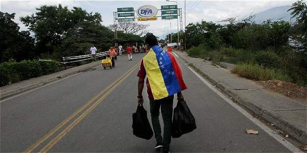 Un hombre cruza el puente Francisco de Paula Santander, a pesar del cierre ordenado por Nicolás Maduro.