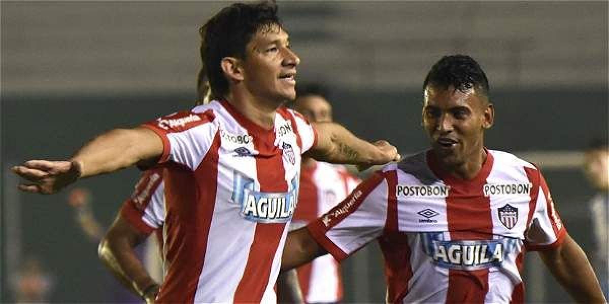 Roberto Ovelar  celebra su gol en la Suramericana.