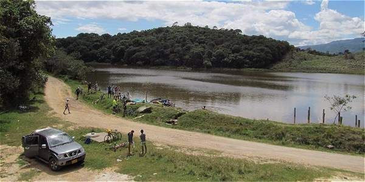 Esta es la laguna Las Coloradas que está rodeada de bosque natural de roble, sitio turístico de Gachantivá.