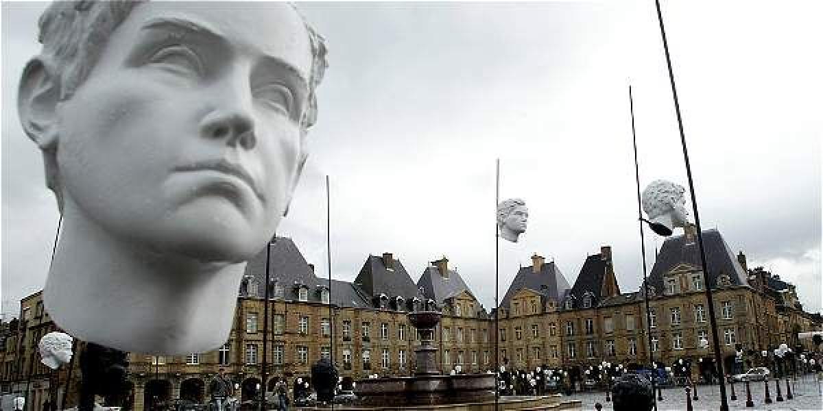 En el 2004, al cumplirse 150 años del natalicio de Rimbaud, el escultor alemán Ottmar Horl exhibió estos bustos en la plaza principal de Charleville-Mezieres, pueblo natal del poeta francés.
