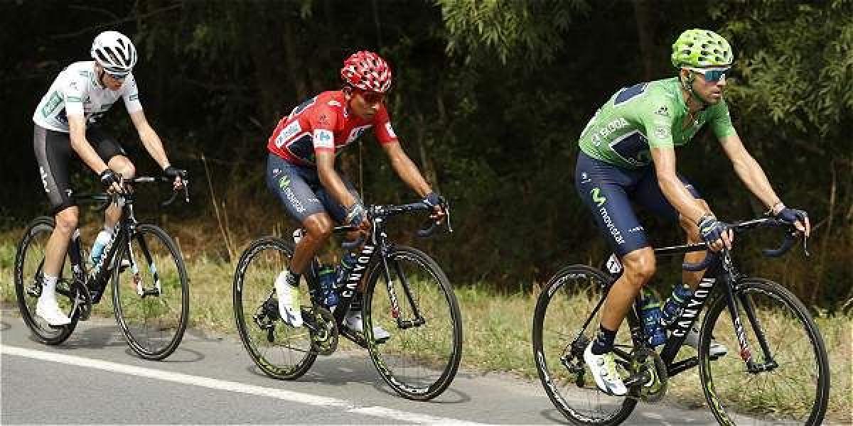 El ciclista británico del equipo Sky, Chris Froome (i); el colombiano del equipo Movistar, Nairo Quintana (c) y su compañero de equipo, el español Alejandro Valverde.