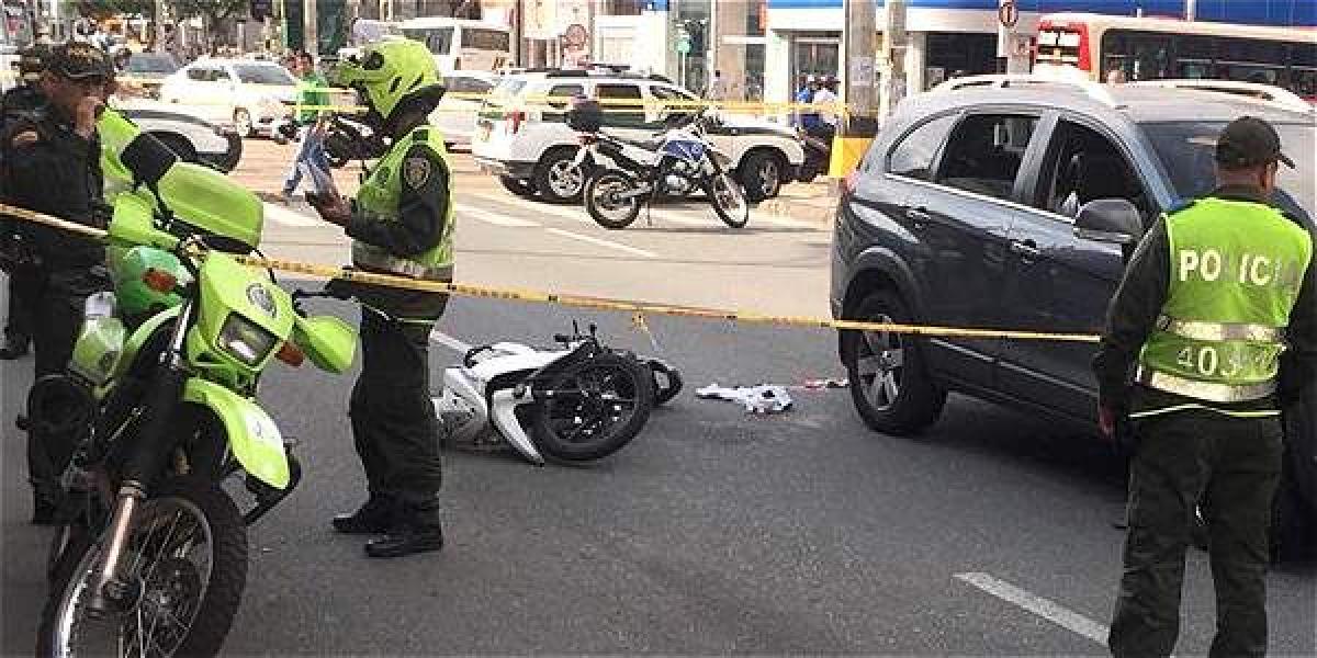 Momento en el que la Policía atiende el intento de atraco a un fiscal que se movilizaba en un vehículo por la carrera 33 de Medellín.