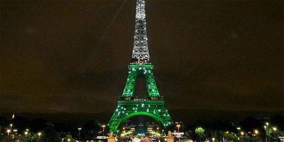 La imagen de la torre Eiffel iluminada fue un montaje de una foto antigua de la Euro 2016.