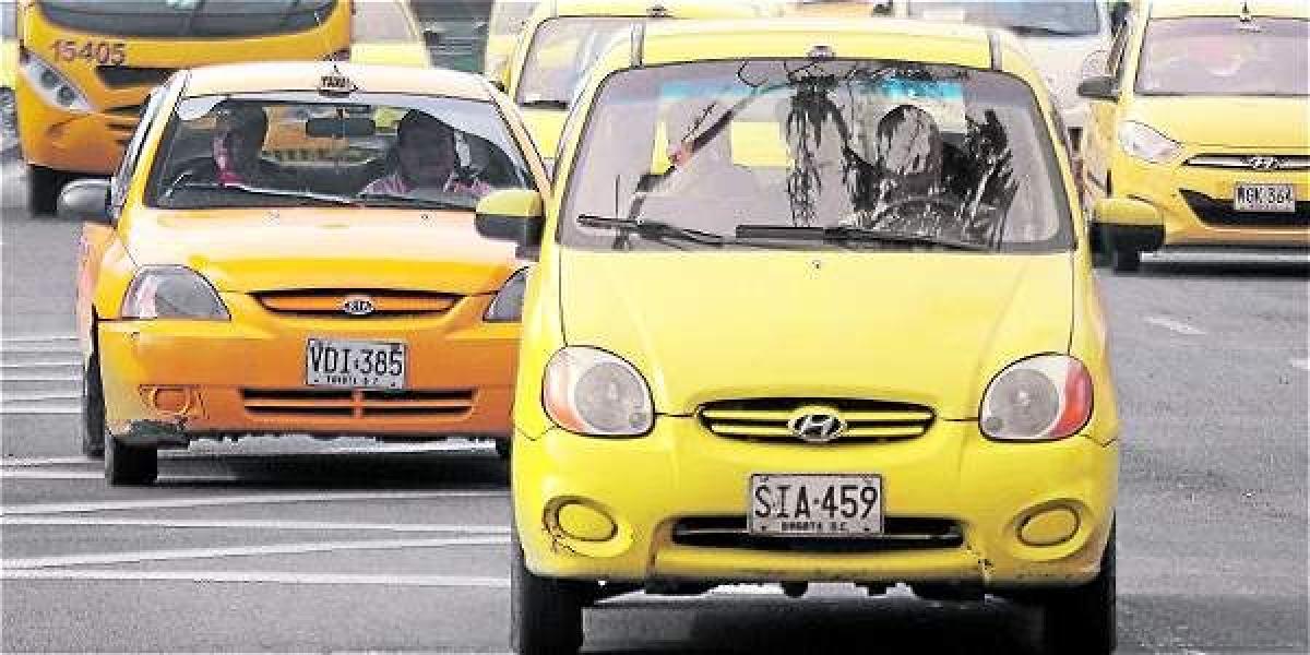 Bogotá tiene matriculados 52.000 taxis, de estos, diariamente 11.000 tienen pico y placa.