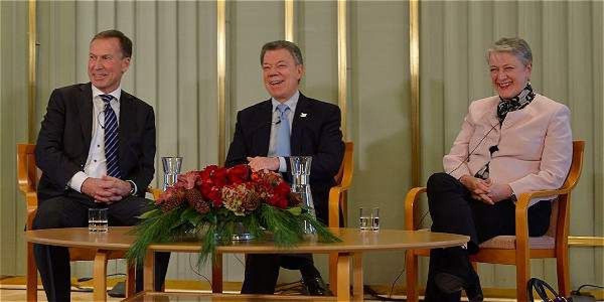 El presidente Santos, ayer en Oslo, acompañado por el secretario del Comité Nobel, Olav Njølstad, y la vicepresidenta del Instituto del Nobel, Berit Reiss-Andersen.
