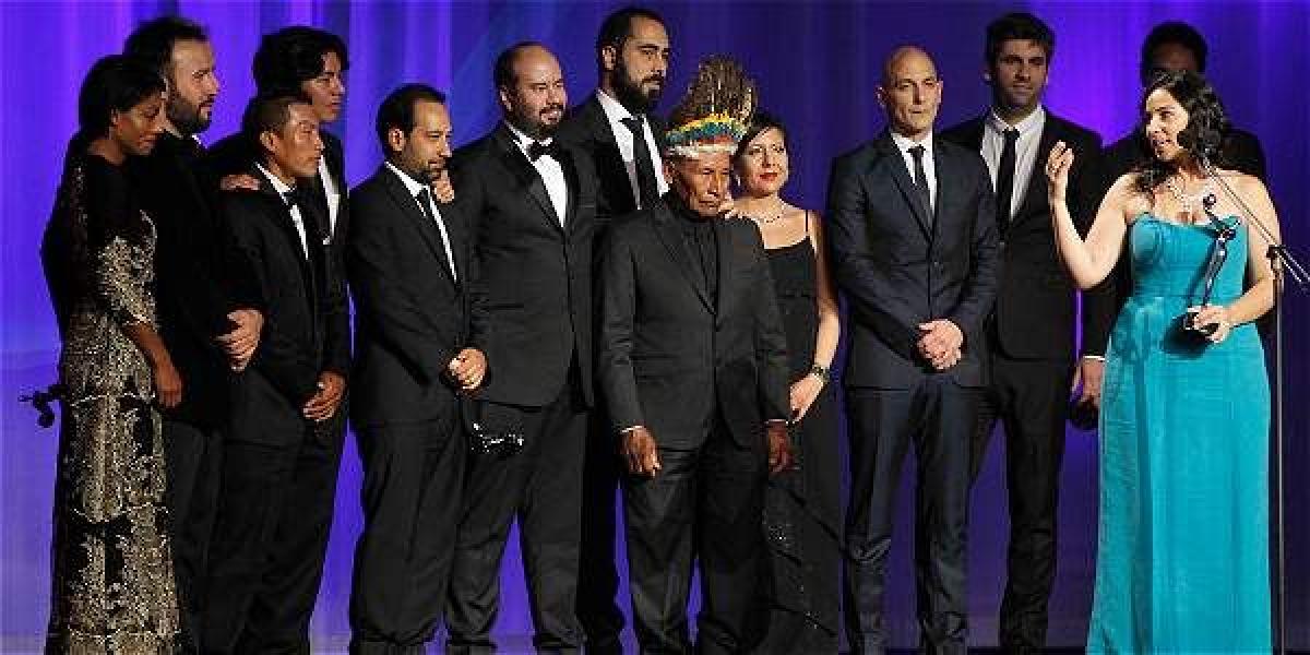 El equipo de la película colombiana 'El Abrazo de la Serpiente' recibió el premio a la mejor película en la ceremonia de los Premios Platino.