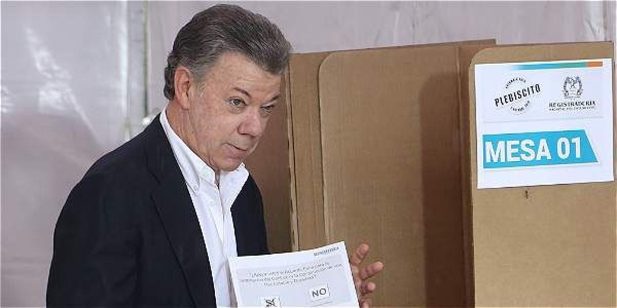 Juan Manuel Santos durante la votación de este domingo.