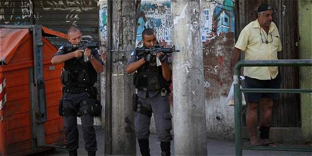 Miembros de la Policía Militar patrullanen la favela Cidade de Deus, en Río de Janeiro (Brasil).  Los grupos de narcotraficantes intentan recuperar el control de la favela.