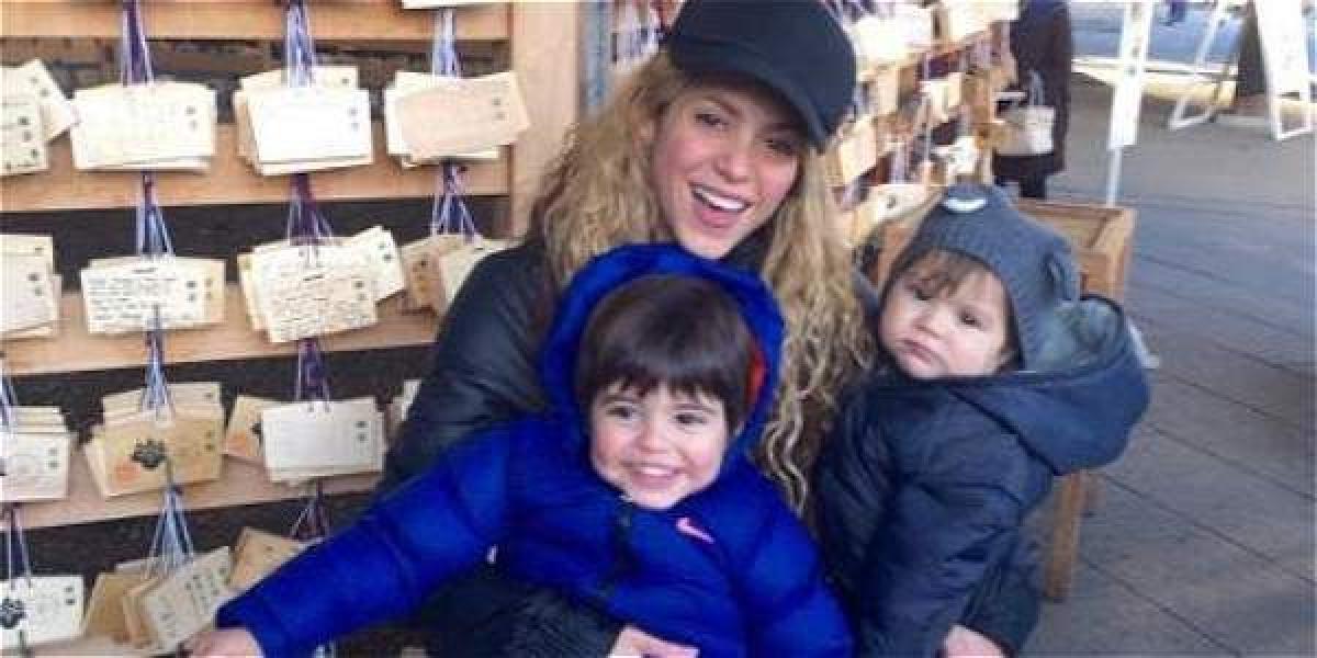 El hijo menor de Shakira, Sasha (der.), estuvo enfermo durante los últimos días.