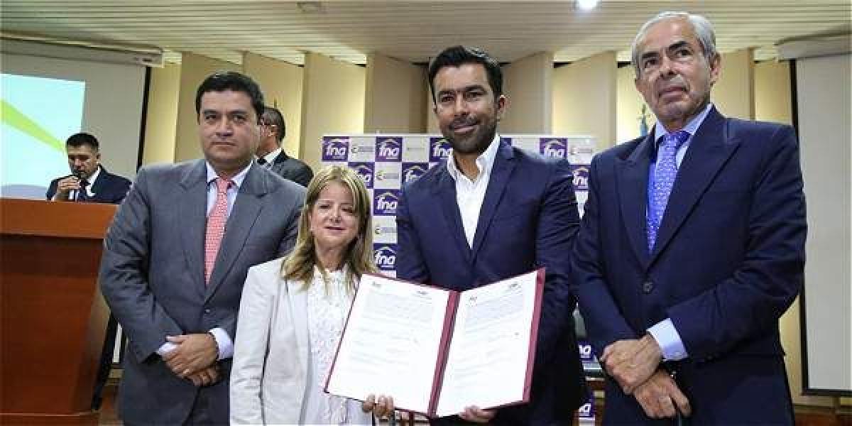 La ministra Elsa Noguera y el gobernador Jorge Rey firmaron la alianza, que beneficiará 80.000 familias.